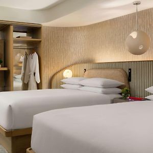 Kamer met een Queen Size Bed met de Toegang voor Gehandicapten
